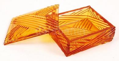 Formába öntött 2 db üveg váza, m: 18 és 8 cm, 1 db bonbonier 12x10 cm, kis lepattanásokkal