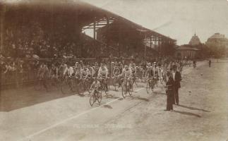 Biciklis felvonulás 1920. július 18-án, Varga Imre felvétele / bicycle parade, photo (small tear)