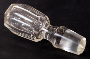 Szakított, metszett üveg kiöntő, hibátlan, dugóján kis lepattanással, m: 20 cm