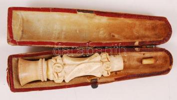 2 db tajték szipka, egyik jelzett (Bernstein) h:8 és 18 cm