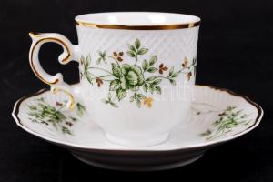 Hollóházi virágmintás mokkás készlet, 2 db csésze, 2 db kistányér, cukortartó, gyertyatartó, hibátla...