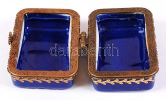 Kék mázas, virágmintás porcelán ékszertartó dobozka "ZR" jelzéssel, jelzett, 6x4x3 cm