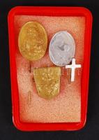 4 db keresztény témájú kitűző