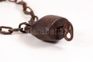Antik lakat kulccsal és lánccal