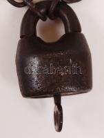 Antik lakat kulccsal és lánccal