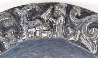 Tevan kis tálka, jelzett, ón, peremén figurális jelenetekkel, d:14,5 cm
