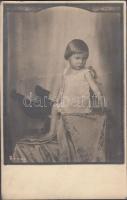 1920 Rónai Dénes (1875-1964): Műtermi gyermekfotó, kiskakassal, hátoldalon feliratozva, vintage fotó, 9x14 cm