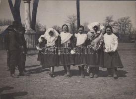 cca 1920-1930 Kerny István (1879-1963): Leány népviselet Boldog községben, feliratozott vintage népr...