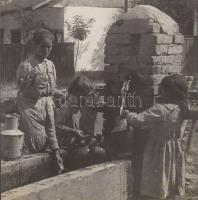 cca 1920-1930 Kerny István (1879-1963): A falu kútjánál, vintage életkép, pecséttel jelzett, 16x16 c...