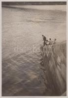 1931 Kinszki Imre (1901-1945): Duna parti pecások, jelzetlen vintage alkotás, a szerző hagyatékából,...