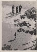 cca 1930-1935 Kinszki Imre (1901-1945): Zuglói srácok, vintage fotóművészeti alkotás, jelzetlen, a s...