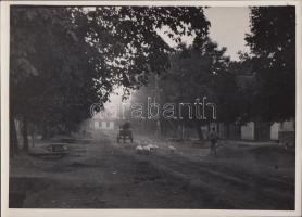 cca 1930-1935 Kinszki Imre (1901-1945): Falusi hangulat, vintage fotóművészeti alkotás, alsó sarkán ...