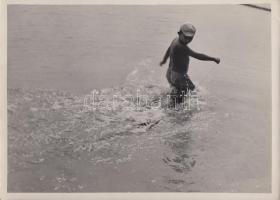 cca 1930-1935 Kinszki Imre (1901-1945): Játék a vízben, vintage fotó gyermekéről, pecséttel jelzett,...