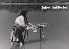 cca 1970-1980 Gebhardt György (1910-1993):  Heti mosás a folyóban, jelzetlen vintage fotóművészeti alkotás, a szerző hagyatékából, 17x24 cm