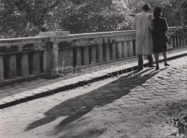 cca 1930-1940 Reich Péter Cornel: Alkonyati séta, pecséttel jelzett vintage fotó, 13x18 cm