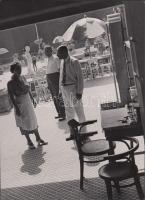 cca 1930-1940 Reich Péter Cornel: Életkép egy budapesti strandfürdőből, pecséttel jelzett vintage fotó, 18x13 cm