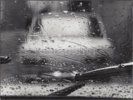 1974 Mihalecz Lajos: Esőben, vintage fotóművészeti alkotás,  pecséttel jelzett, 18x24 cm