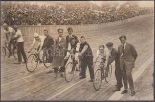 cca 1920-1930 Varga I.: Kerékpárverseny rajtja a budapesti  Millenáris Velodrom-ban, 9x14 cm