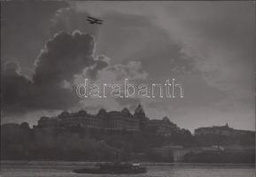 cca 1930-1940 Bp., Felhők a királyi vár felett, vintage fotó, a Hungária Magazinban publikálva, 16x23 cm