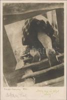1931 Hetyey Pál: Amíg egy nő feljut odáig…, nemes eljárással készült vintage fotóművészeti alkotás, aláírva, 24x16 cm