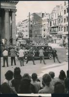 1948. szept. 1. Berlin, Sokolovsky szovjet marsall gépkocsiját fotóriporterek sokasága várta, sajtófotó, angol felirattal, 20x15 cm