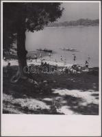 cca 1930-1940 Reich Péter Cornel: Újpest, Szúnyog-szigeti fürdőzők, vintage alkotás, jelzetlen, a szerző hagyatékából, képméret 20x17 cm