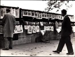 cca 1950-1960 Árokay József: Melyiket válasszam?, vintage fotó Párizsból, pecséttel jelzett, felirat...