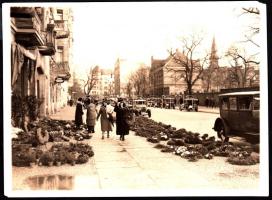 cca 1920-1930 Berlin(?), halottak napjára koszorúkat árulnak, az utcán sok régi autó parkol, sajtófotó, német nyelven feliratozva, 12x16 cm