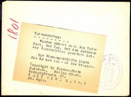 cca 1920-1930 Berlin(?), halottak napjára koszorúkat árulnak, az utcán sok régi autó parkol, sajtófo...