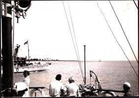 cca 1930-1940 Eke Mihály: Balatoni tájkép hajókkal, vintage fotó, pecséttel jelzett, 17x23 cm