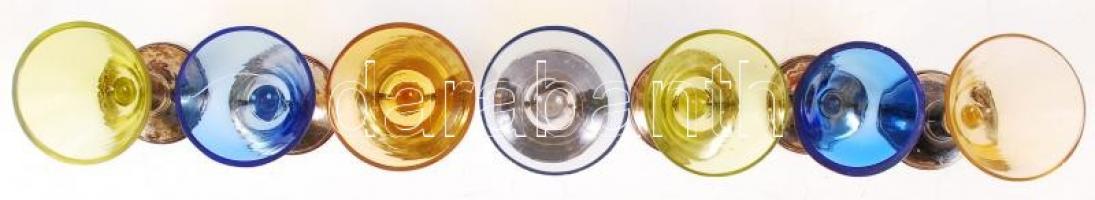 Ezüst (Ag) talpas üveg likőrös poharak, jelzett, közte repedt üvegkehellyel,kis lepattanásokkal, 7 d...