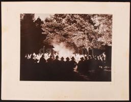 cca 1920-1930 Cserkészek a tábortűz körül, képméret 17x23 cm, karton 25x32 cm