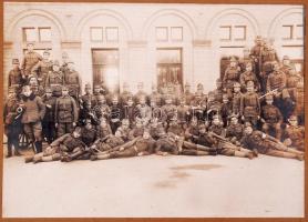 cca 1900-1910 Katonai csoportkép Versec-en, képméret 16x22 cm, karton 25x30 cm