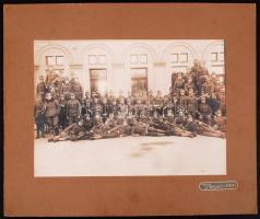 cca 1900-1910 Katonai csoportkép Versec-en, képméret 16x22 cm, karton 25x30 cm