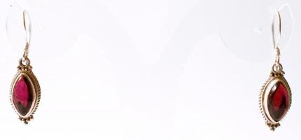 Ezüst fülbevalópár befoglalt almandin kő díszítéssel, jelzett, br: 4,1 g / Silver earring with almandine