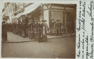 Kolozsvár Jáger-féle alsó ruházatok boltja, diáklányok / shop, school girls, photo