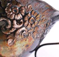 Ezüstözött kínáló készlet virágdíszítéssel (3 db): tálca, kiöntő, kínáló tálka