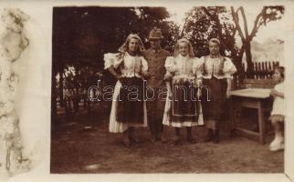 17 db régi, főként katonai, folklór témájú motívum lap, közte több fotó / 17 old motive cards, soldi...