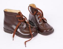 Vöröskereszt bőr doboz, 22-es gyerekcipővel, 15×19 cm