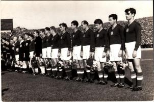 1955 Az Aranycsapat tagjairól az osztrák-magyar meccsen készült fotó, hátoldalán a csapat tagjainak ...