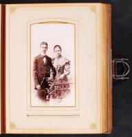 Régi, bőr kötéses fotóalbum rajta fém verettel és fém csattal, 26 db keményhátú fotóval