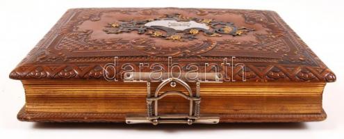 Régi, bőr kötéses fotóalbum rajta fém verettel és fém csattal, 26 db keményhátú fotóval