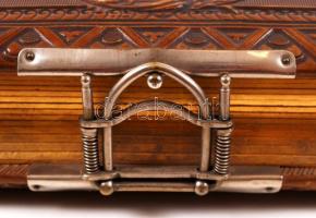 Régi, bőr kötéses fotóalbum rajta fém verettel és fém csattal, 26 db keményhátú fotóval