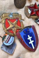 ~200db vegyes jelvény dobozban (főleg a szocialista időszakból), közte zománcozott, jobb darabok is,...