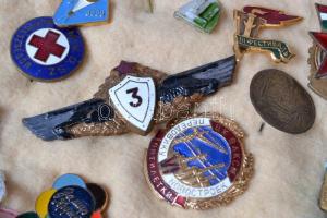 ~200db vegyes jelvény dobozban (főleg a szocialista időszakból), közte zománcozott, jobb darabok is,...