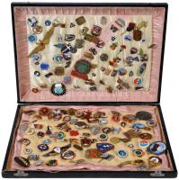 ~200db vegyes jelvény dobozban (főleg a szocialista időszakból), közte zománcozott, jobb darabok is,...