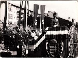 1943-1944 Csatay Lajos (1886-1944) honvédelmi miniszter beszédet mond a Vérmezőn, Tiszavölgyi József fotója, 13x18 cm