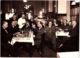 cca 1930 Sakkverseny egy étteremben / Chess contest in a restaurant 24x16 cm