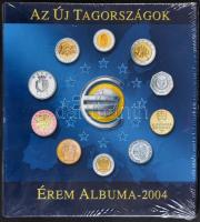 2004 - Az Új Tagországok Érem Albuma gyűrűs éremtartó album kék színben 5db berakólappal eredeti csomagolásban!