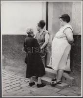 1950-1960 Kotnyek Antal: Hírforrások, óbudai életkép, vintage fotó, jelzetlen, a szerző hagyatékából, 18x16 cm